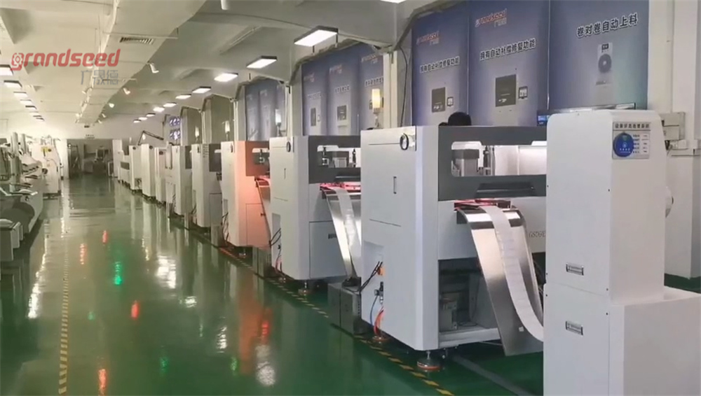 香蕉视频下载APP柔性灯带智能生产线实景图